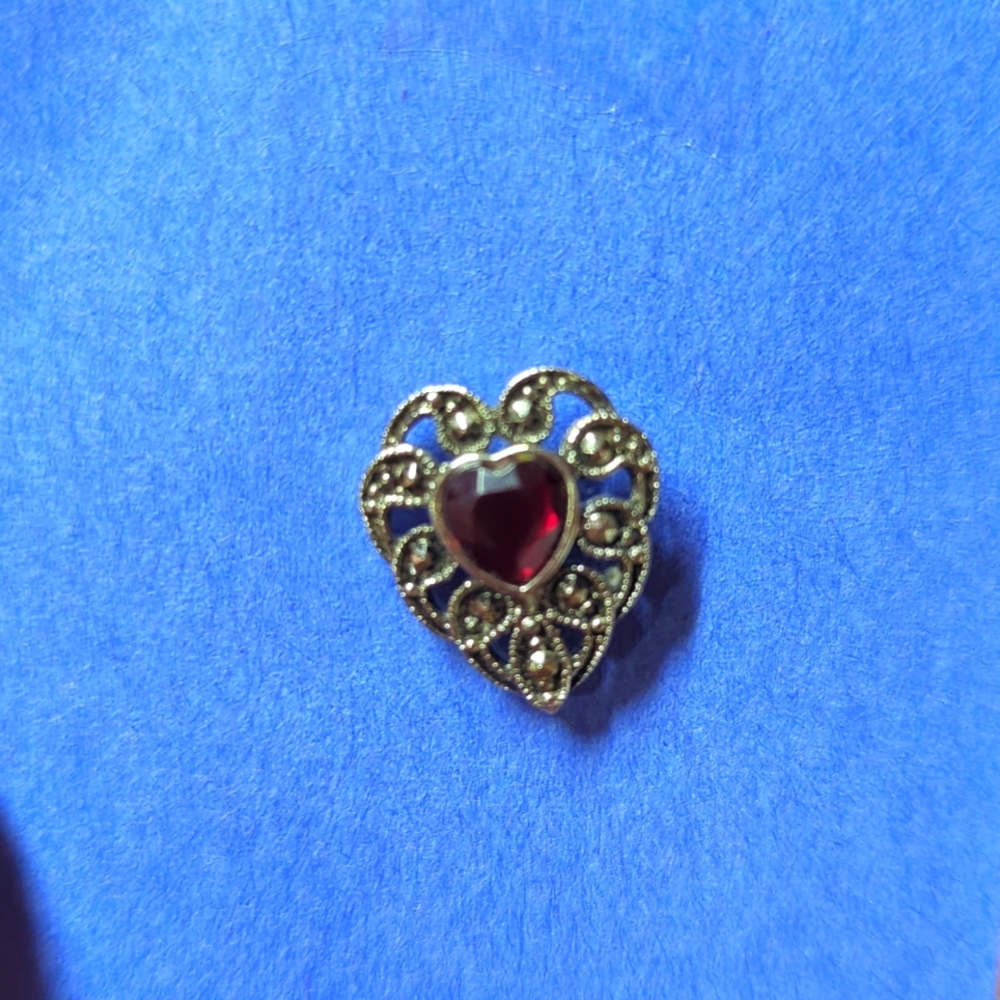Vtg Avon pin heart shape